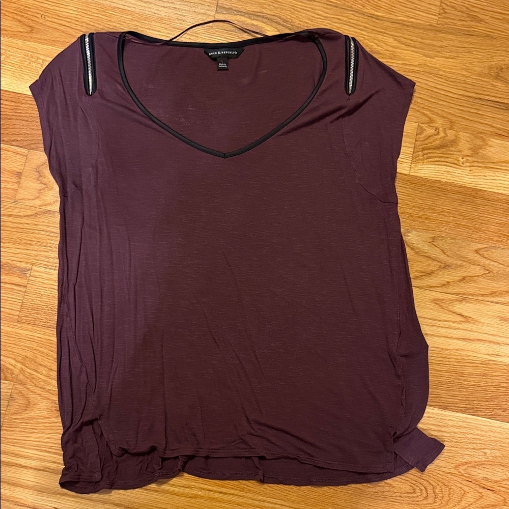 Vince Camuto Women's Purple V-Neck Top